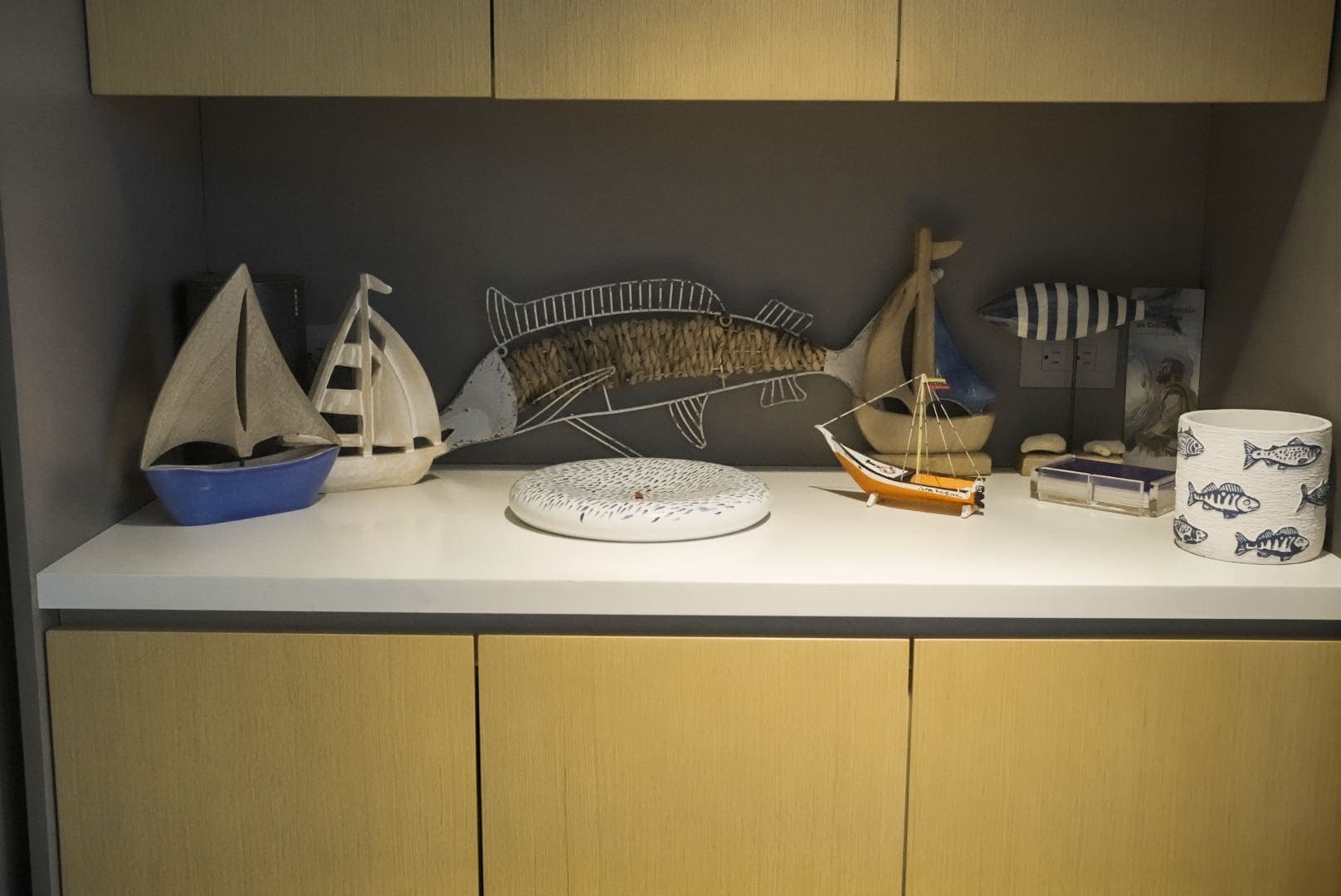 Barcos y peces de madera sobre la encimera de la cocina