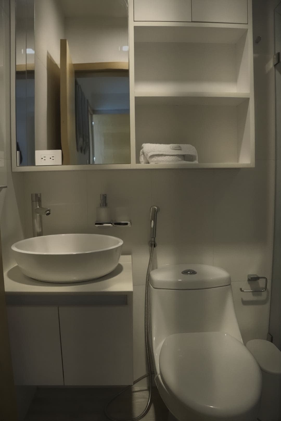 Lavabo de sobre encimera con espejo y estantes