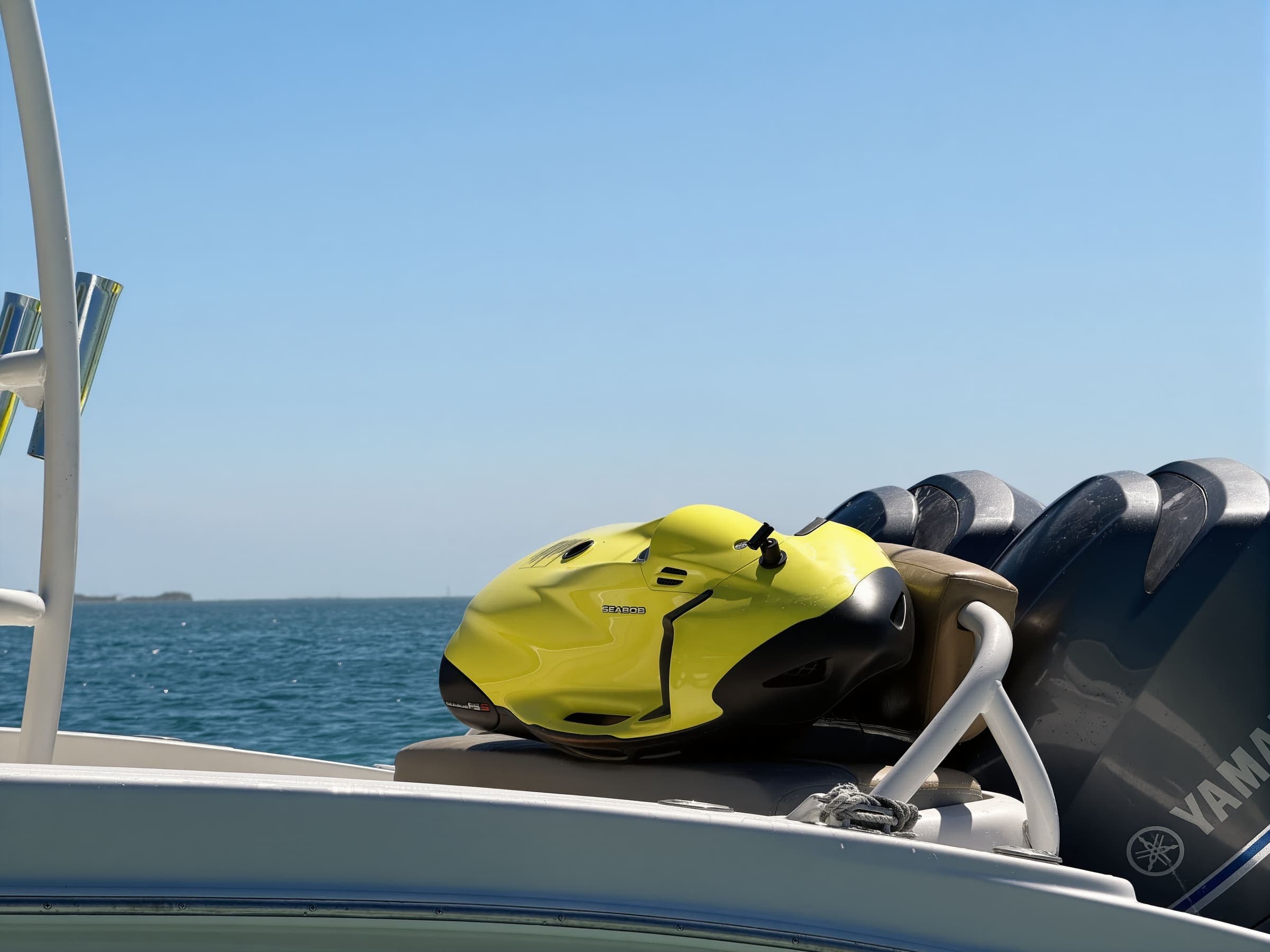 Propulsor submarino amarillo junto a los motores Yamaha de la lancha